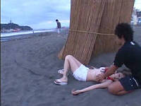 明け方の海岸で泥酔して寝ていたビキニお姉さんを介抱する振りして美乳輪舐めまくりハメまくる鬼畜男