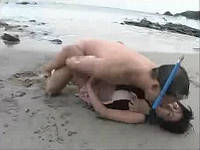海岸を歩いていたら 海中から現れた全裸マンに即ハメされるお姉さん