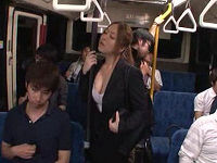 エアコンが故障中のバス内で握り棒に巨乳が擦れ発情したＯＬが後部座席の男性を誘惑して性交しまくる