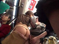 買い物帰りの人妻バスに乗り込んで勃起した男が奥さん達にチ○コイジられ尻に挟まれイッてしまう